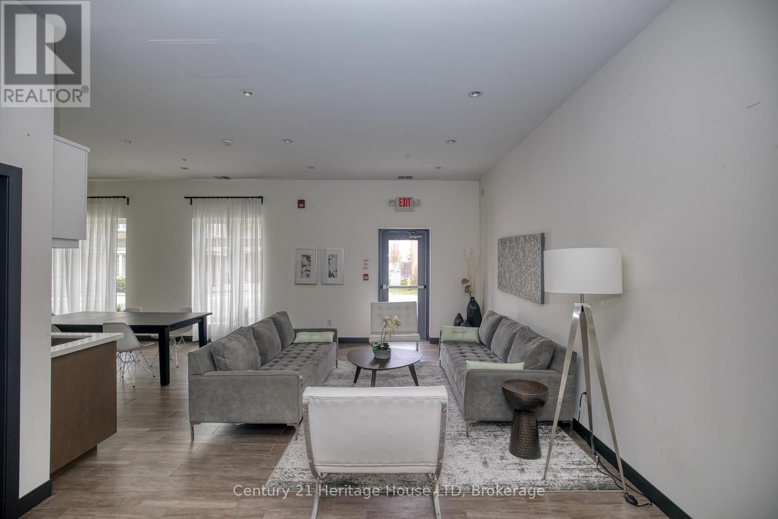 402 - 520 NORTH SERVICE ROAD Image 25