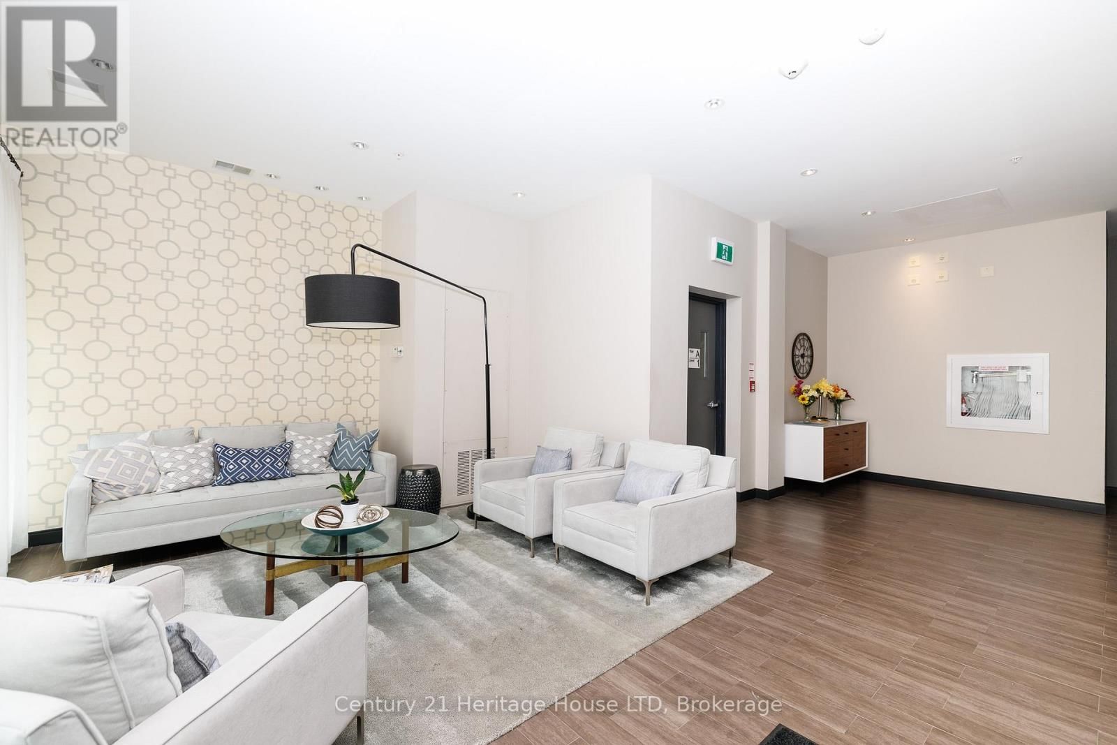 402 - 520 NORTH SERVICE ROAD Image 4