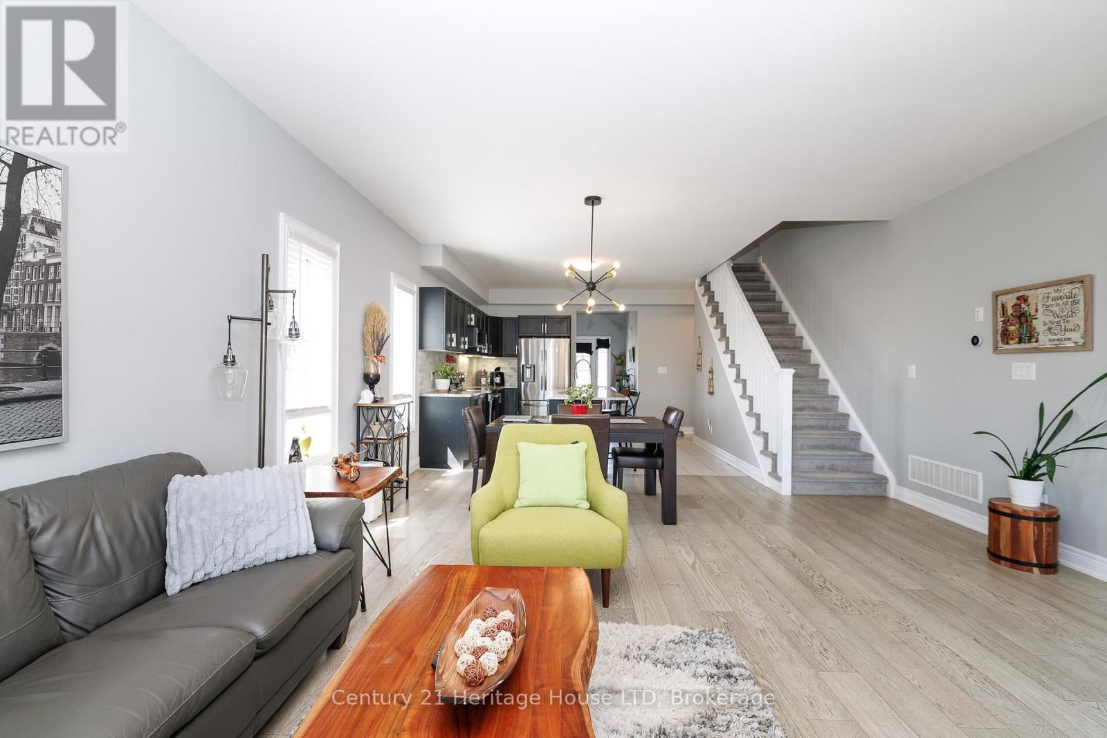 390 HUMMEL CRESCENT Image 10