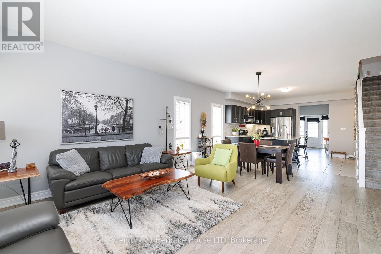 390 HUMMEL CRESCENT Image 11