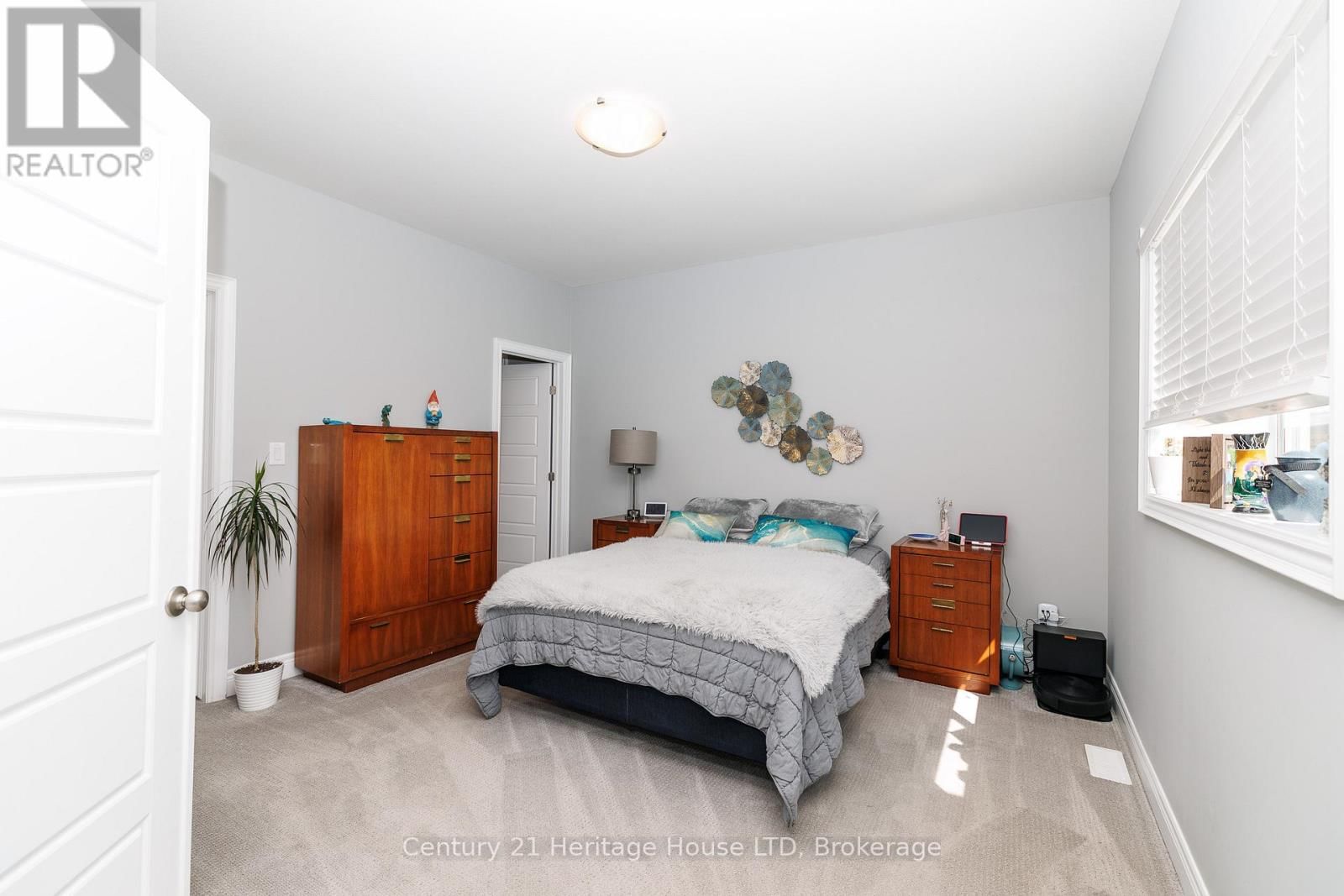 390 HUMMEL CRESCENT Image 14