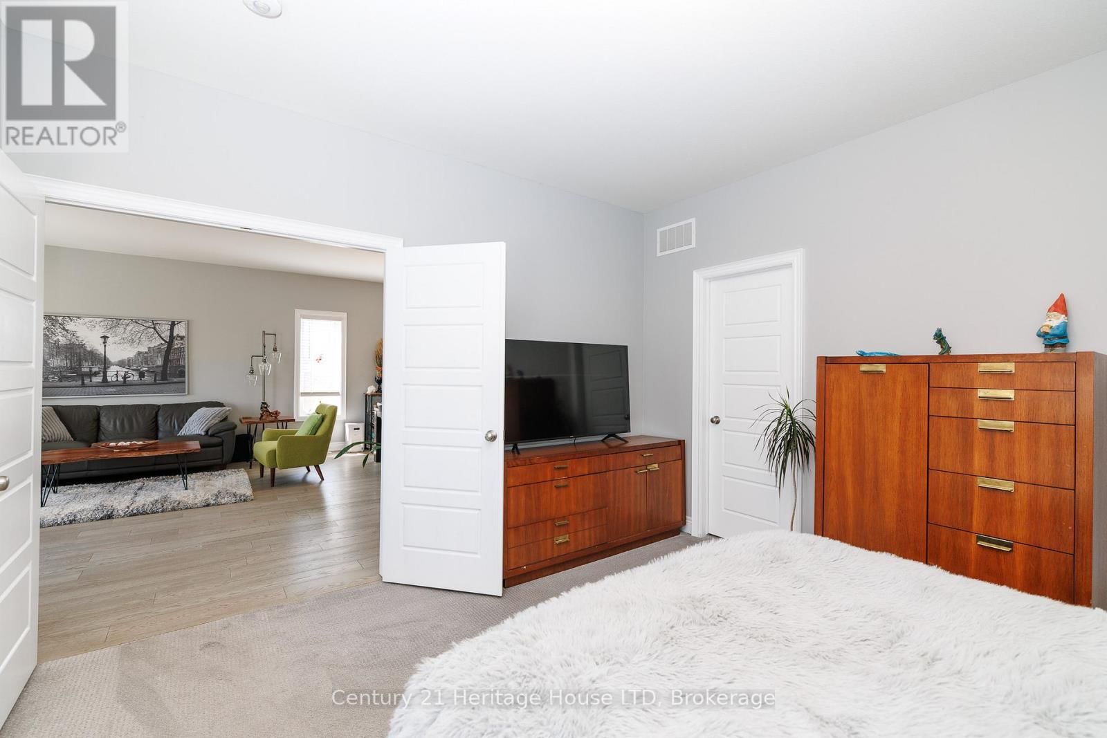 390 HUMMEL CRESCENT Image 15