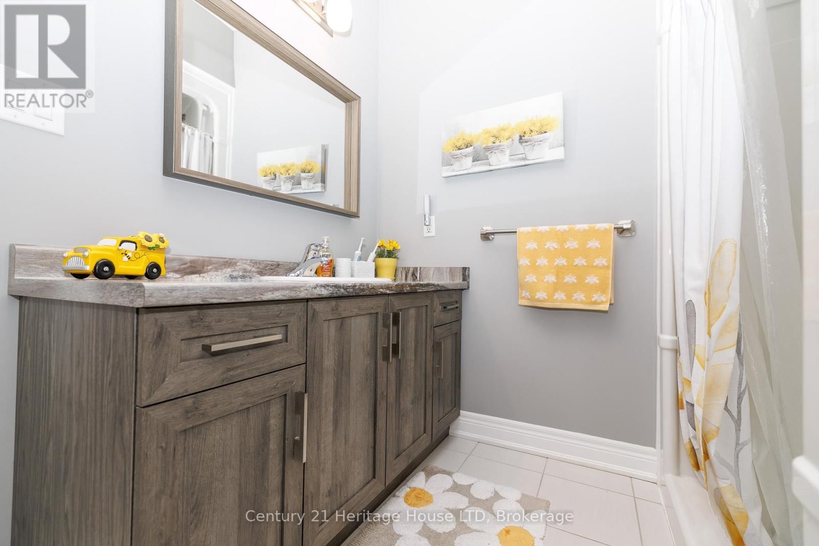 390 HUMMEL CRESCENT Image 17