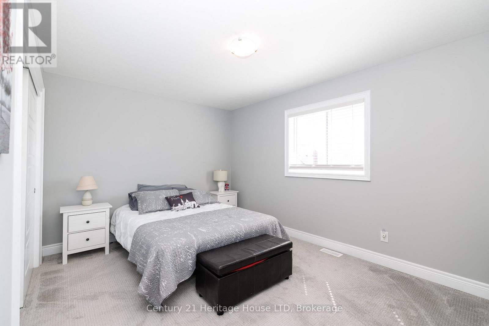 390 HUMMEL CRESCENT Image 18