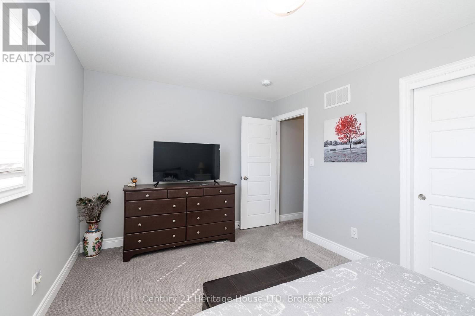 390 HUMMEL CRESCENT Image 19