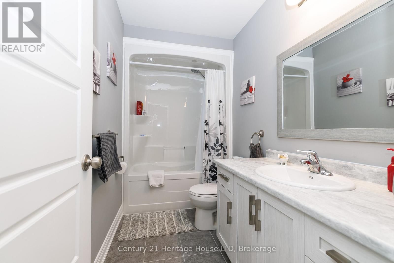 390 HUMMEL CRESCENT Image 20