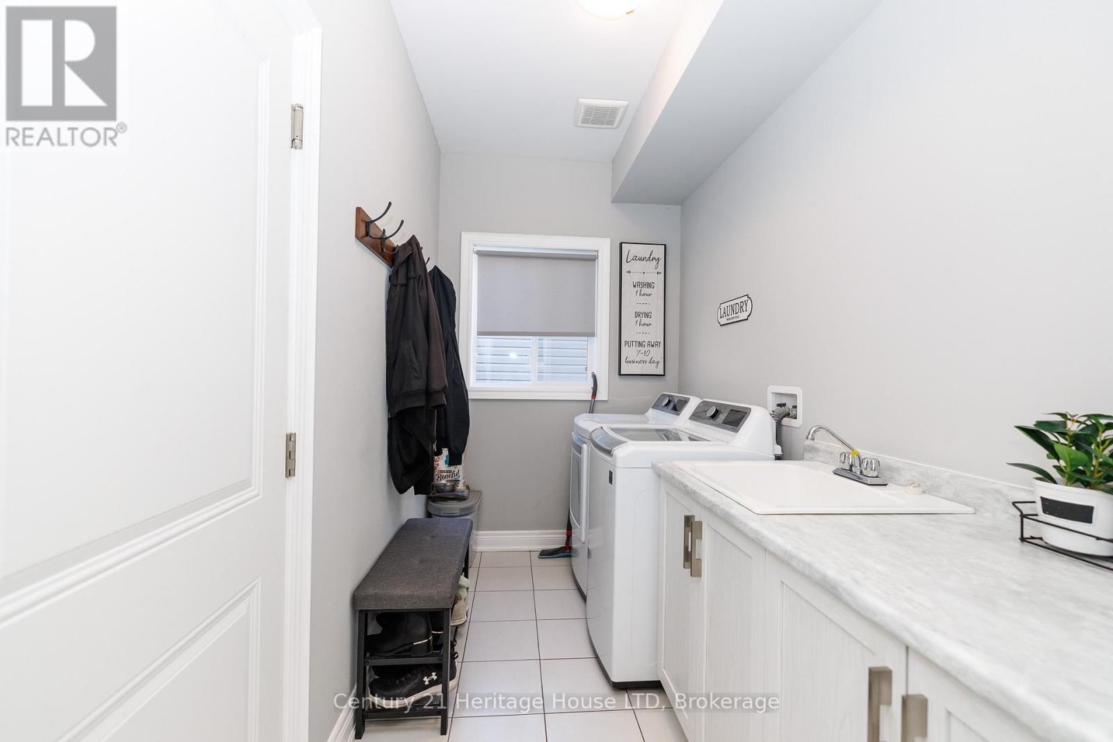 390 HUMMEL CRESCENT Image 23