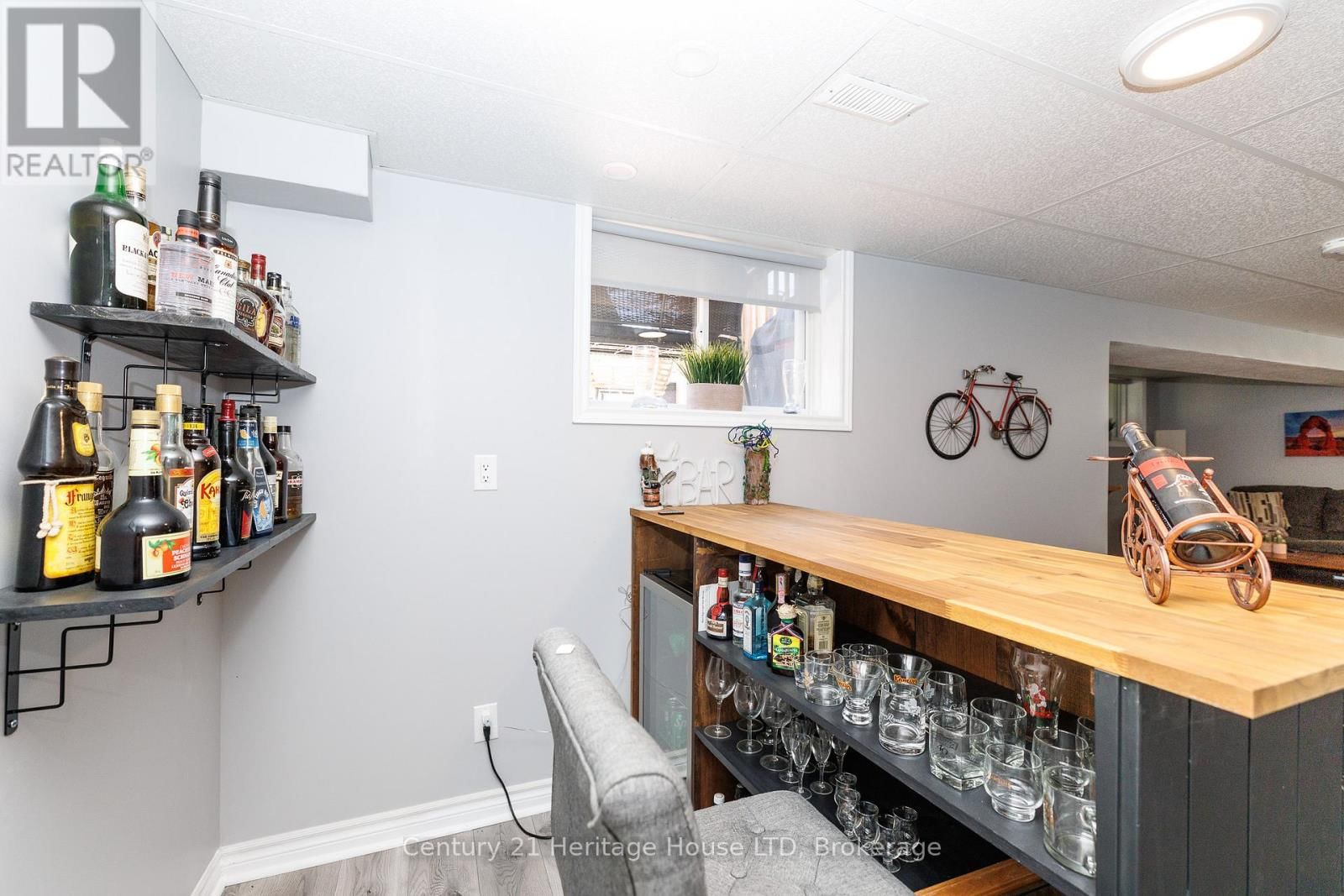 390 HUMMEL CRESCENT Image 28