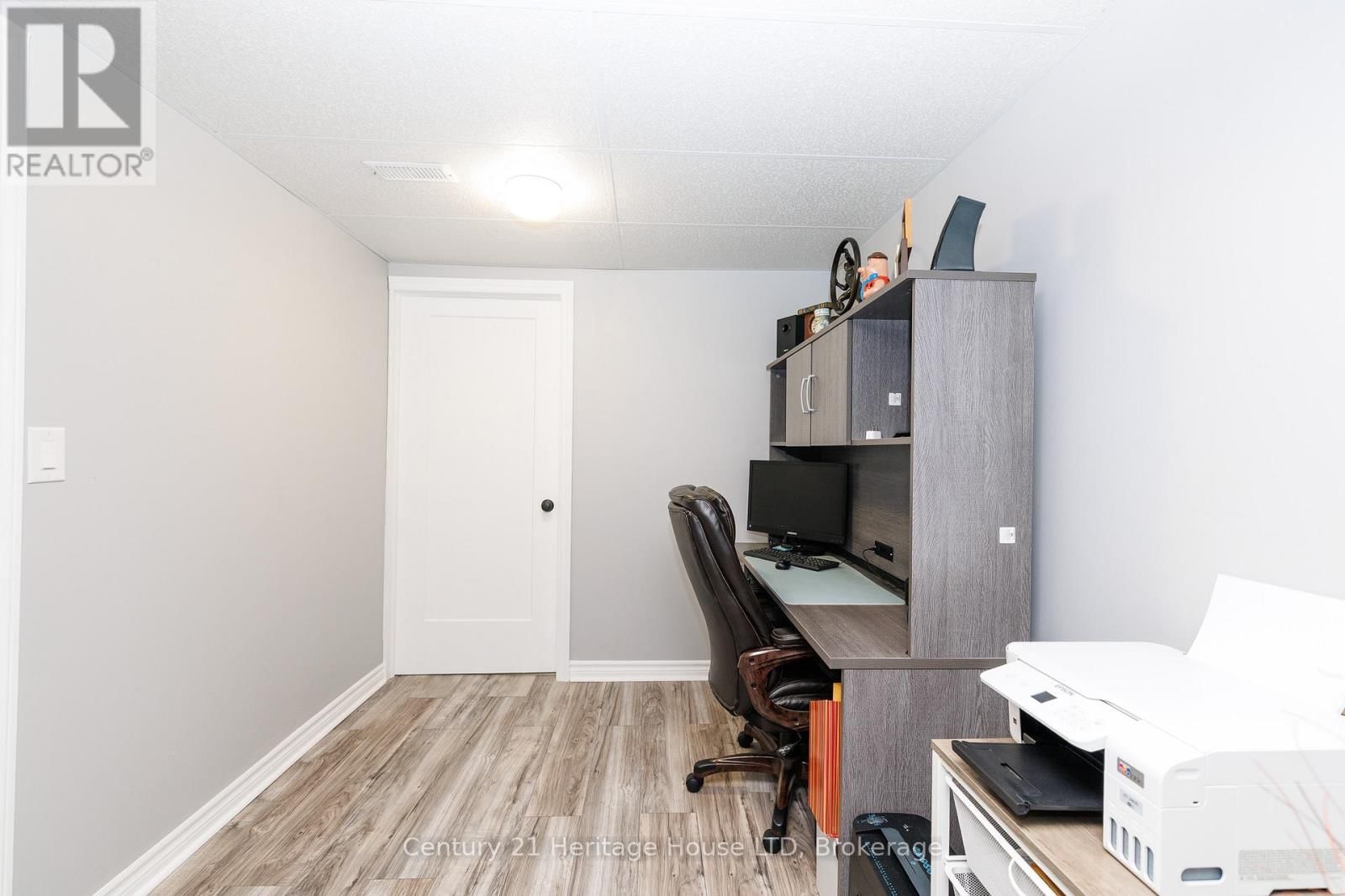 390 HUMMEL CRESCENT Image 30