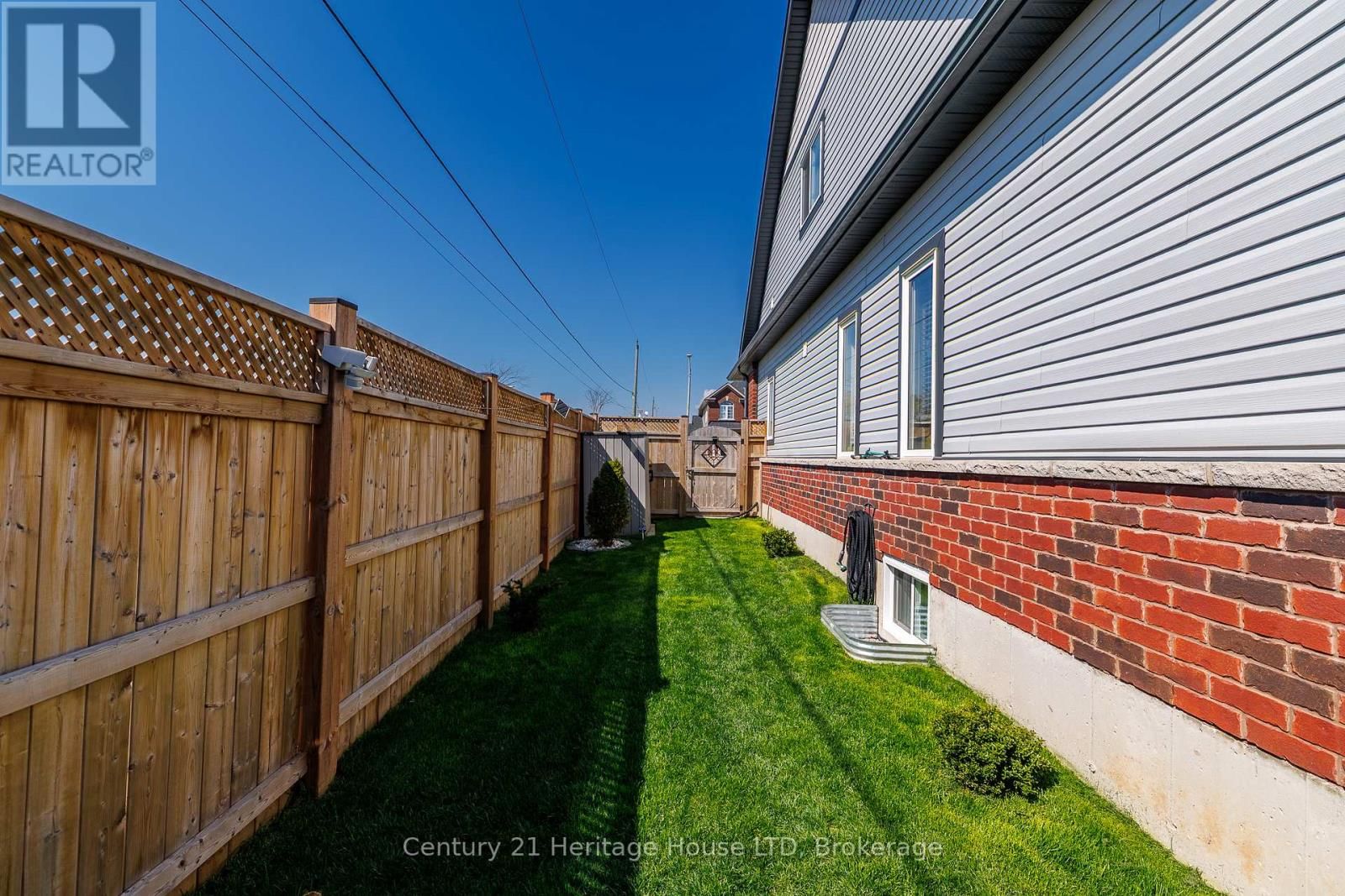 390 HUMMEL CRESCENT Image 36