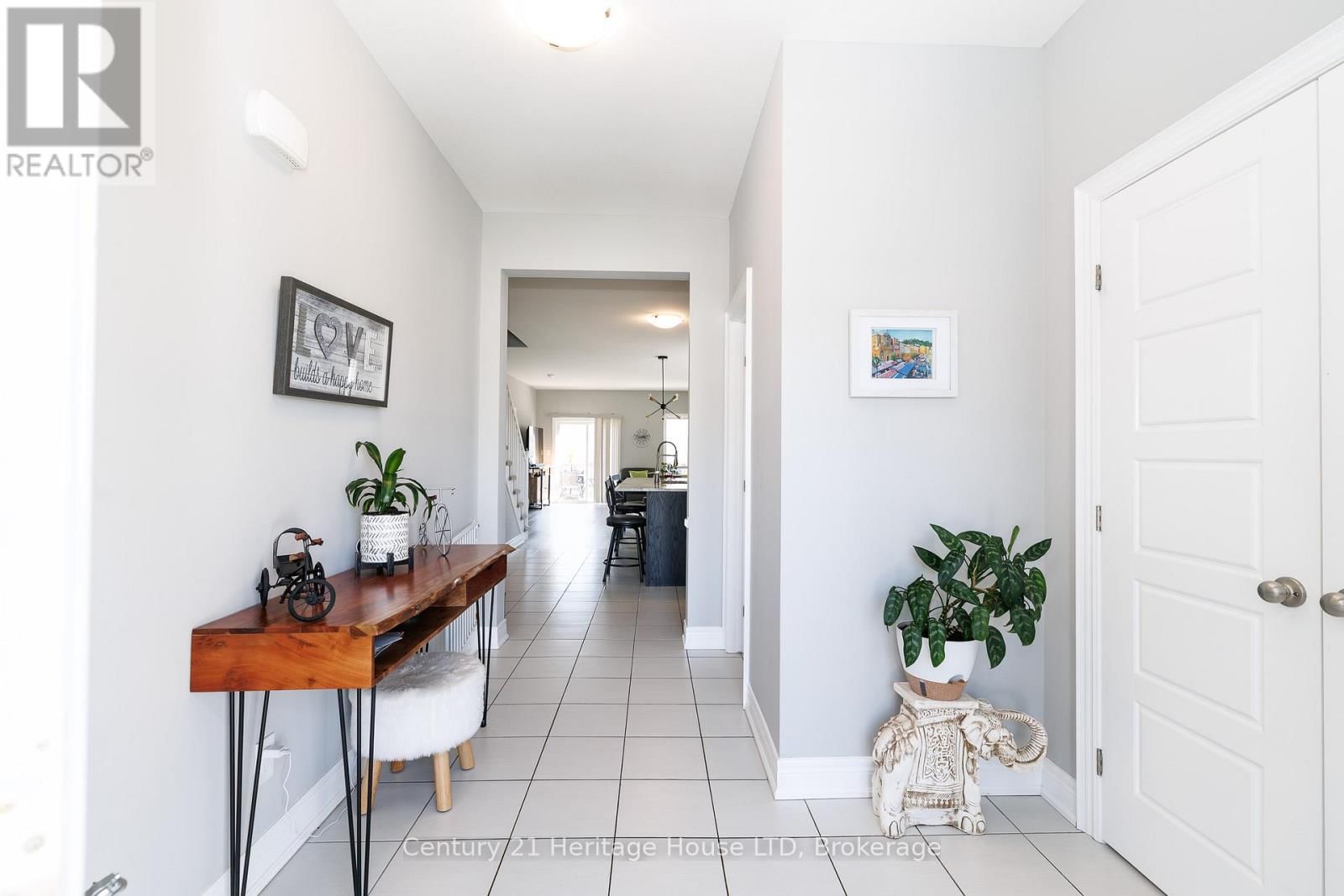 390 HUMMEL CRESCENT Image 4