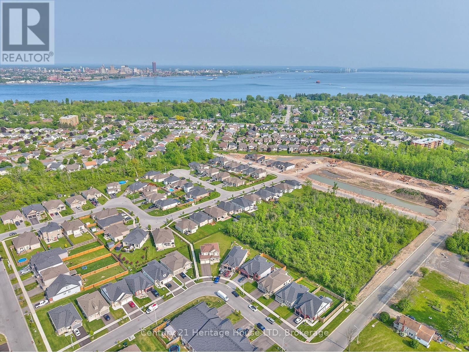 390 HUMMEL CRESCENT Image 43