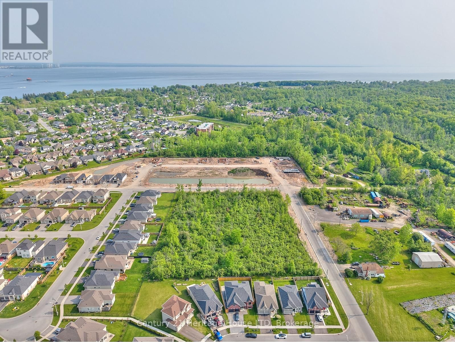 390 HUMMEL CRESCENT Image 44