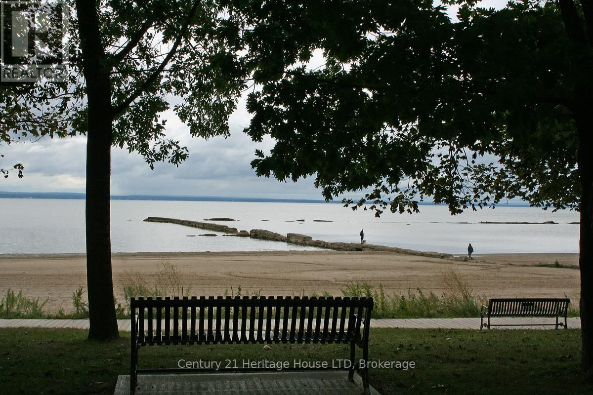 390 HUMMEL CRESCENT Image 46