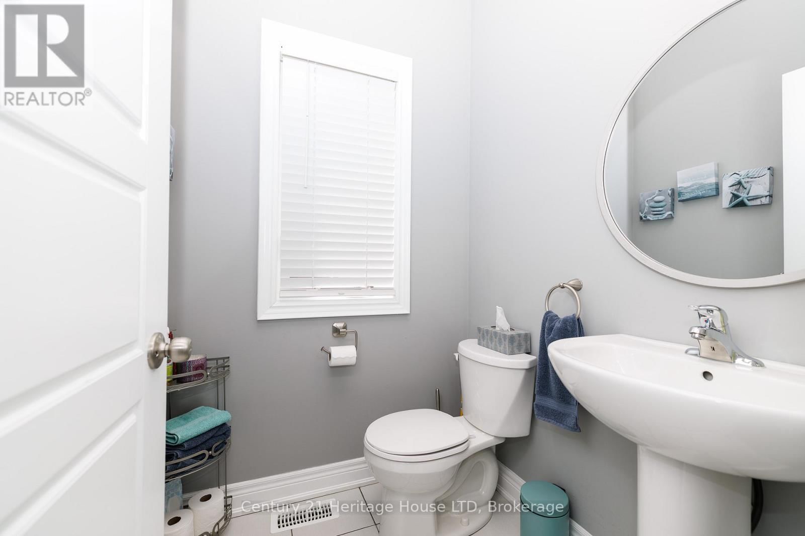 390 HUMMEL CRESCENT Image 5