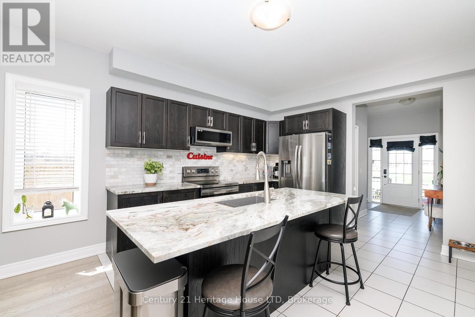 390 HUMMEL CRESCENT Image 6