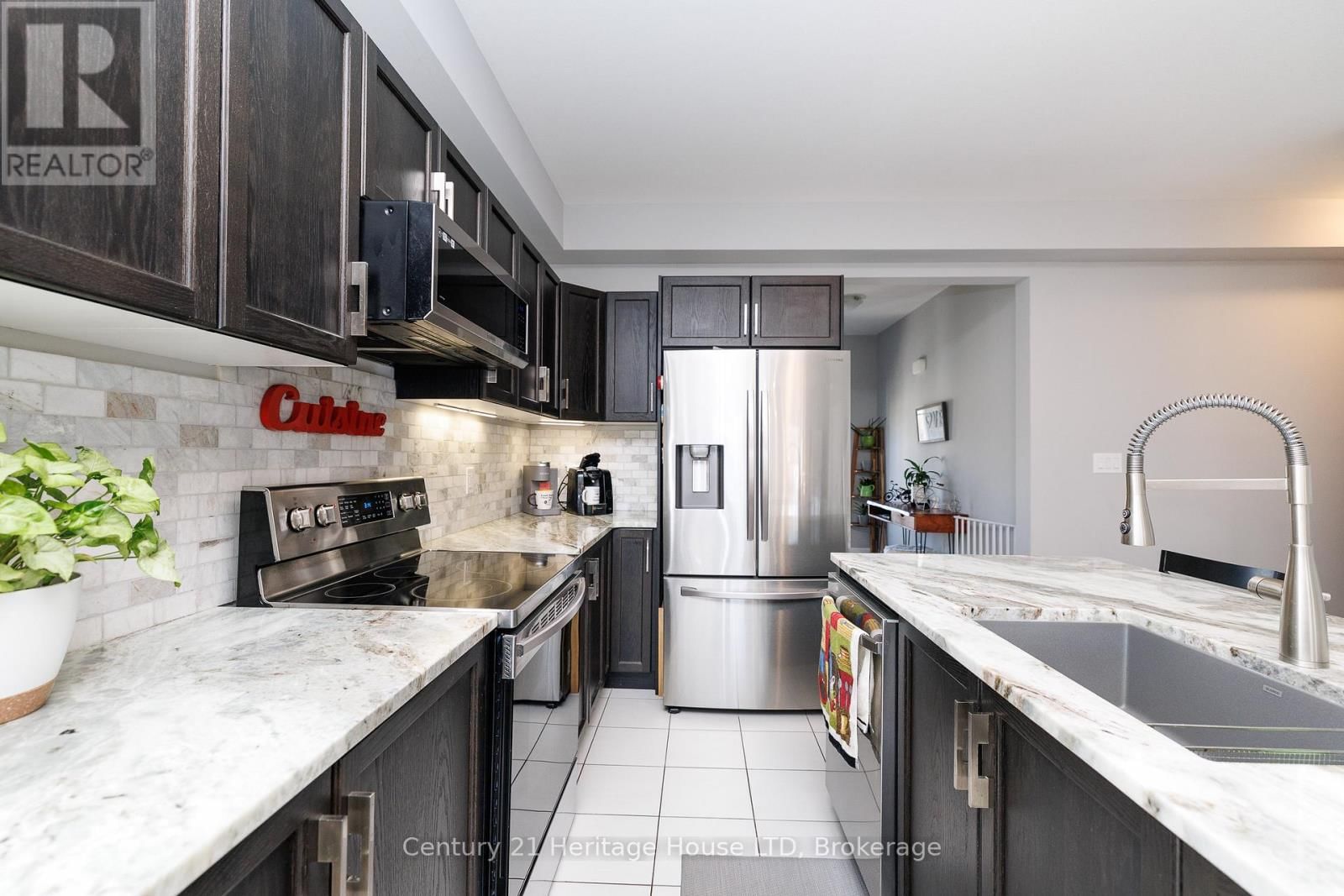 390 HUMMEL CRESCENT Image 7