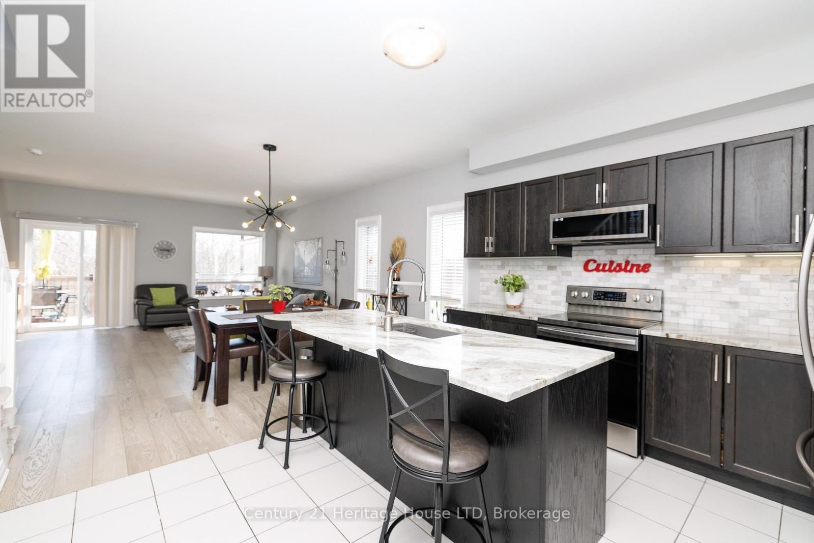 390 HUMMEL CRESCENT Image 8