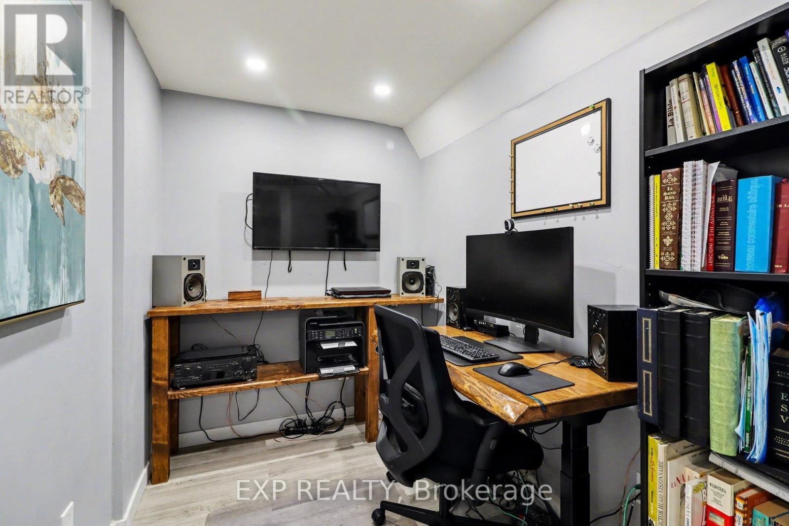 860 OAT STRAW WAY Image 21