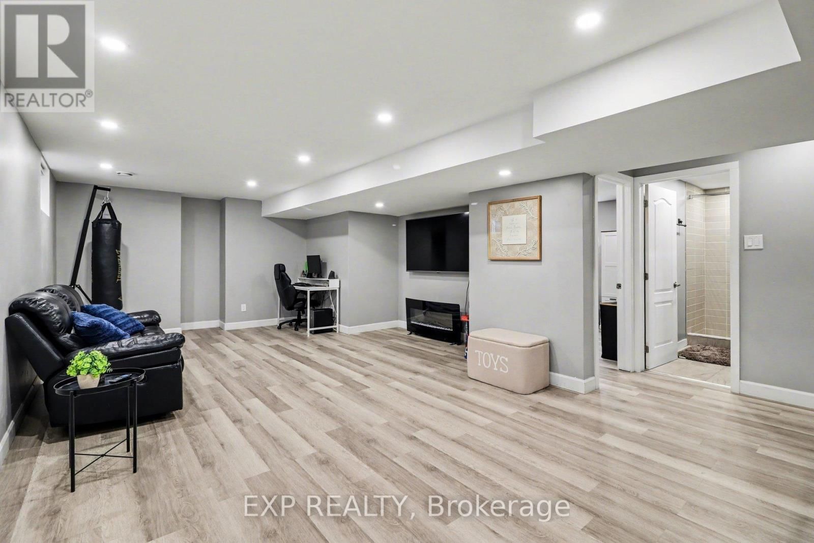 860 OAT STRAW WAY Image 22