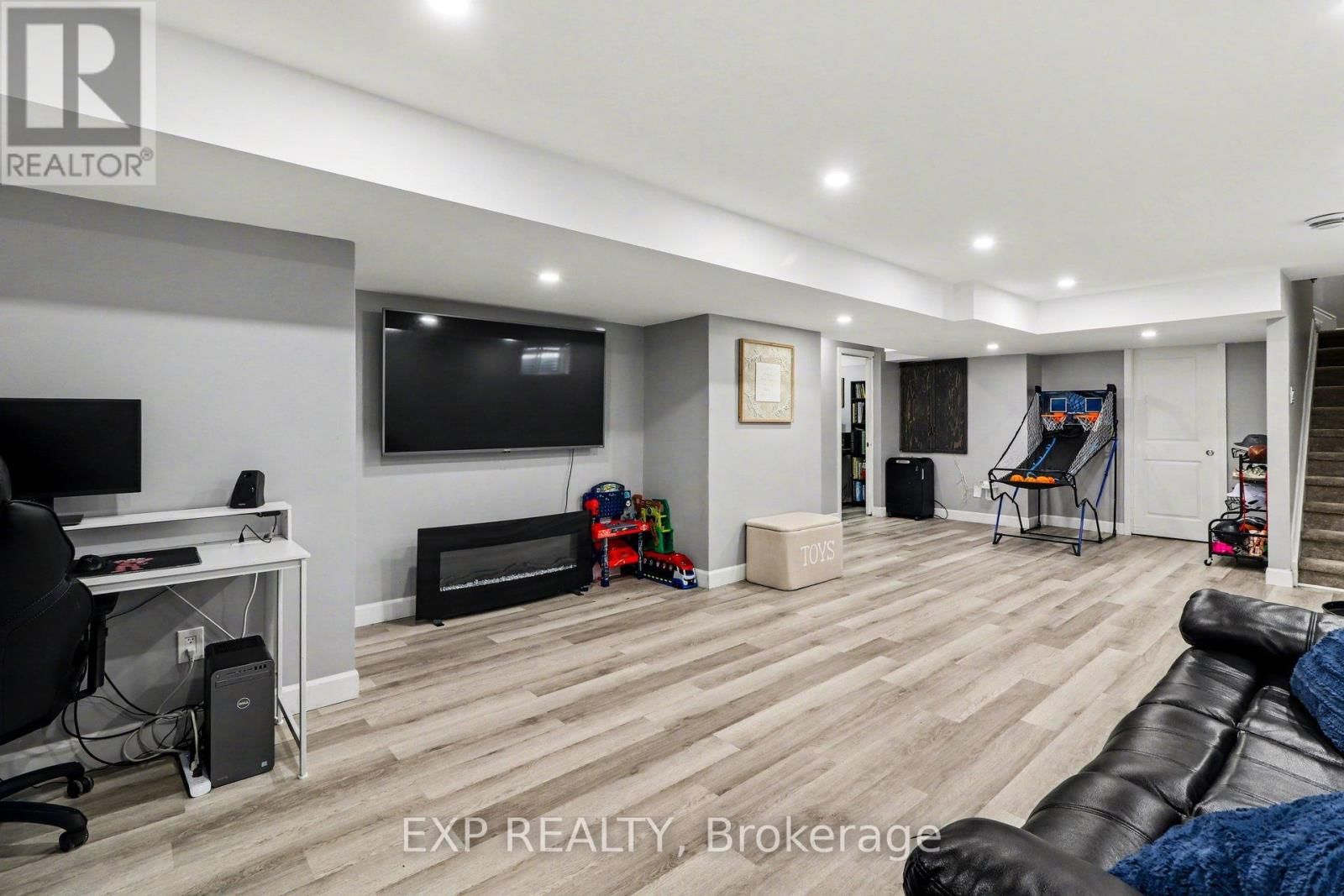 860 OAT STRAW WAY Image 23