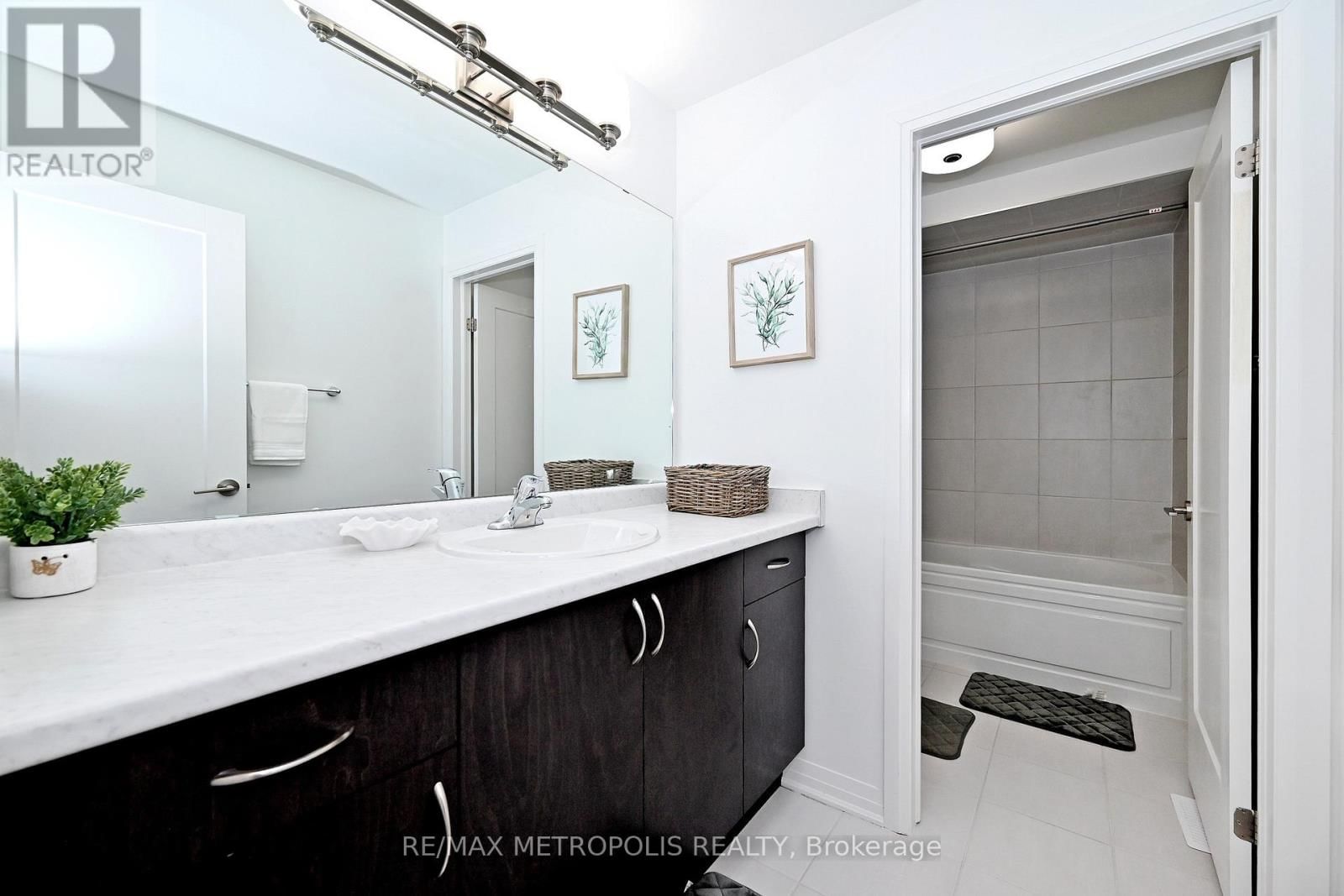 14 JENNER DRIVE Image 23