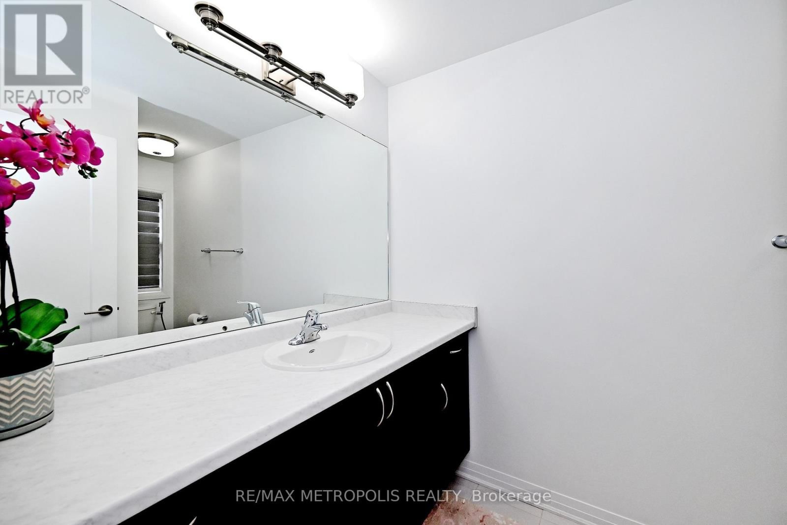 14 JENNER DRIVE Image 26