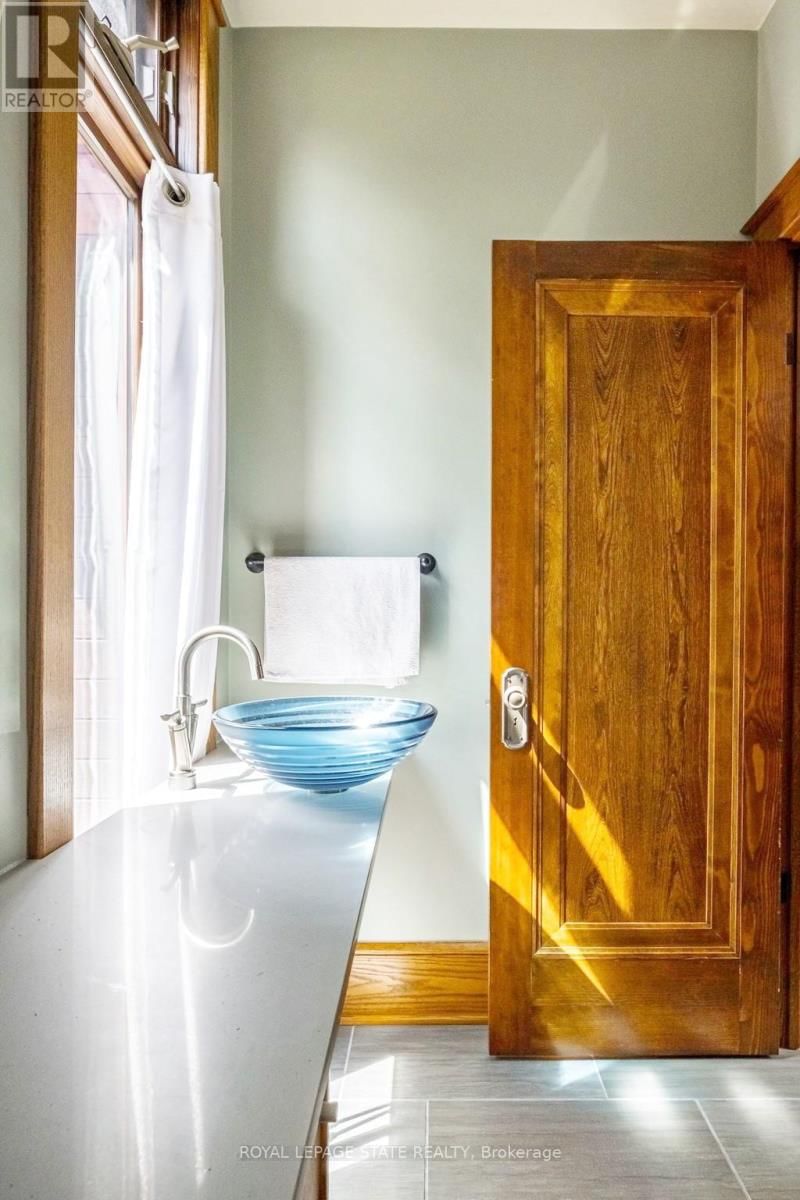 91 PAISLEY AVENUE NORTH Image 23