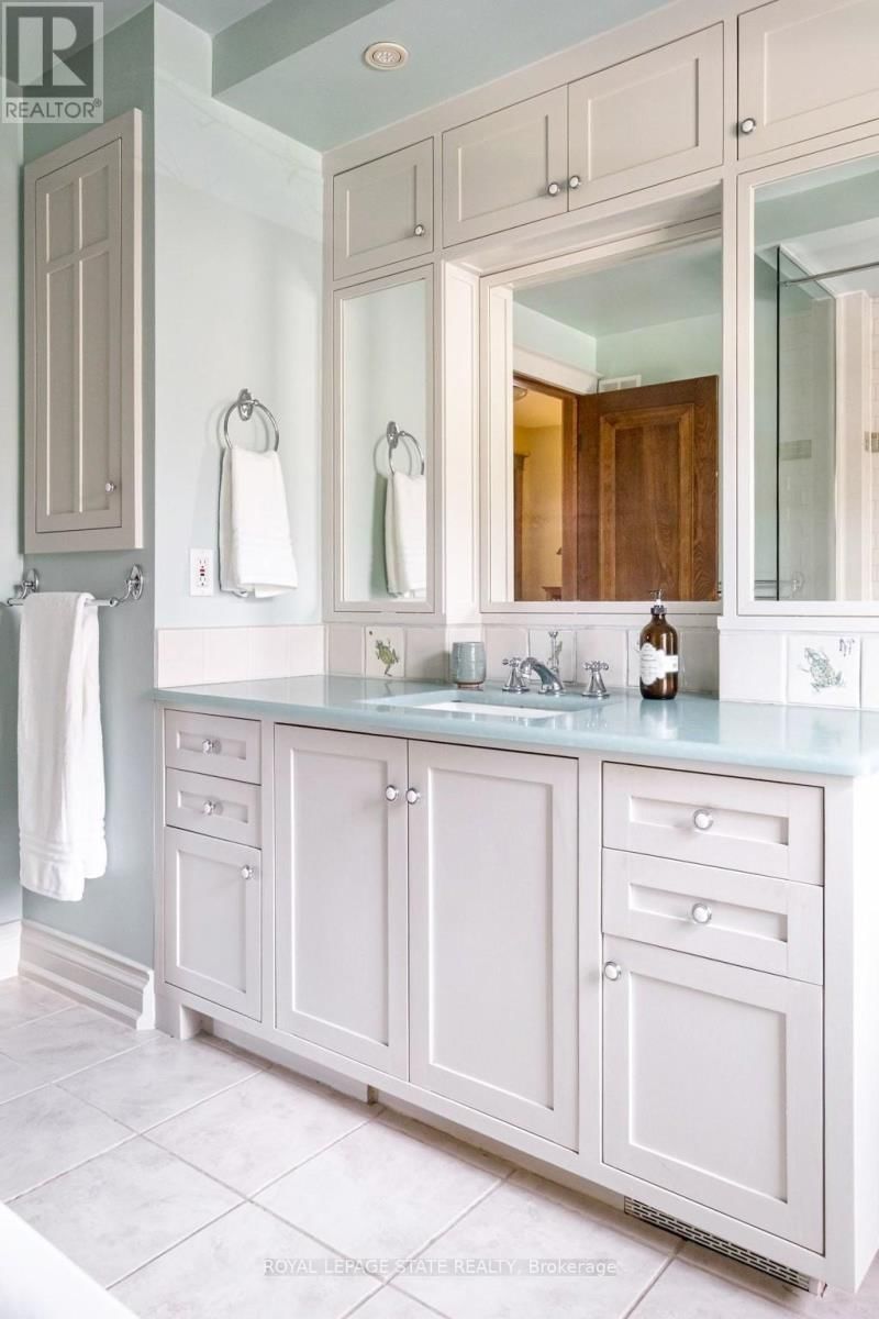 91 PAISLEY AVENUE NORTH Image 26