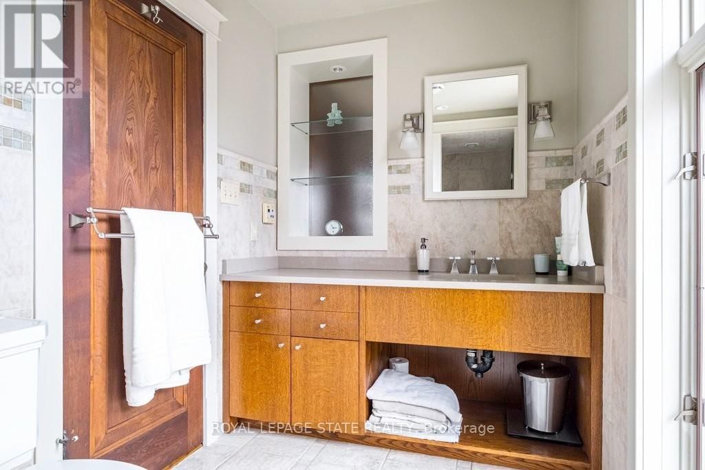 91 PAISLEY AVENUE NORTH Image 31