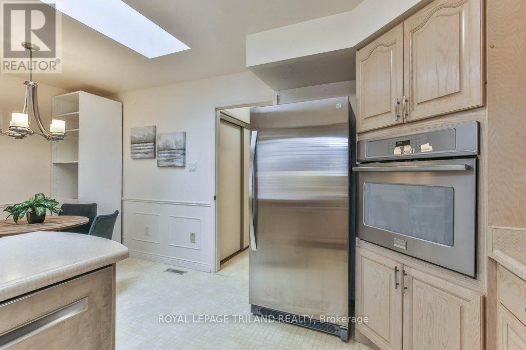 8 - 60 ROSECLIFFE CRESCENT Image 11