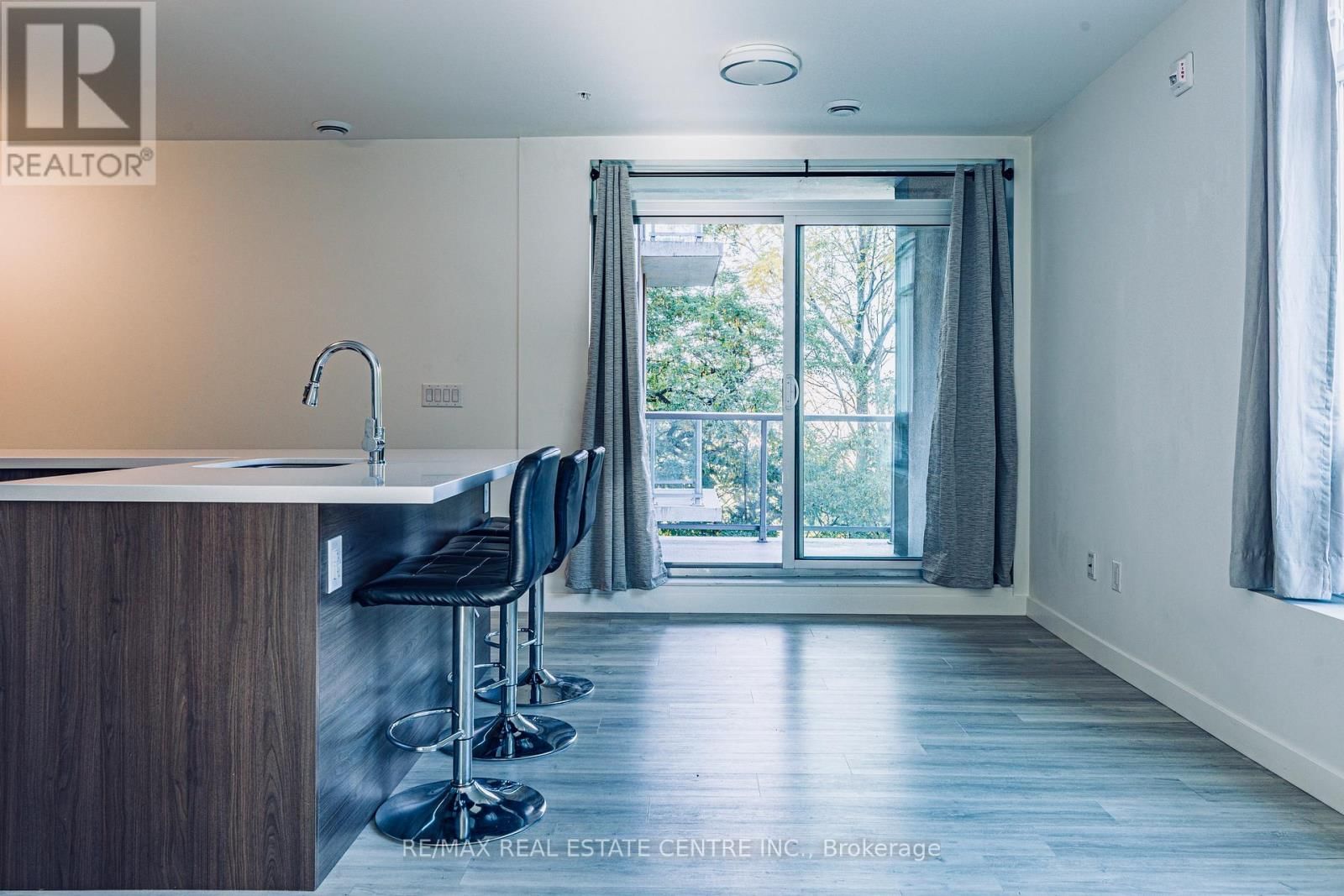 208 - 455 CHARLTON AVENUE EAST Image 11