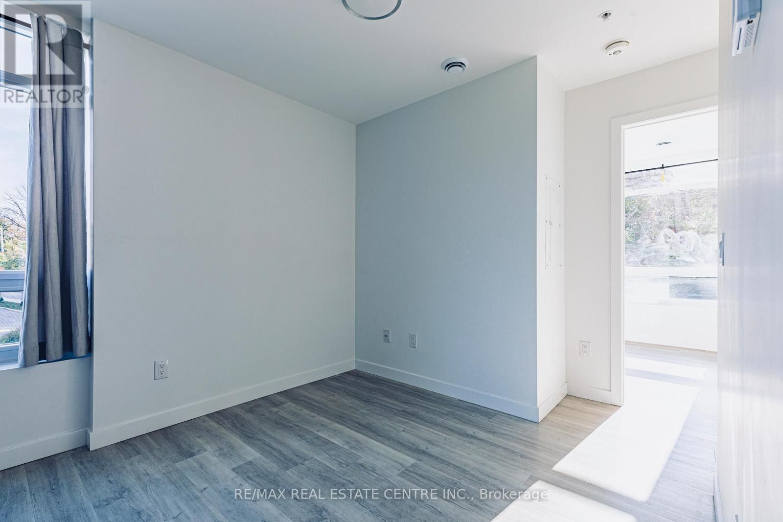 208 - 455 CHARLTON AVENUE EAST Image 15