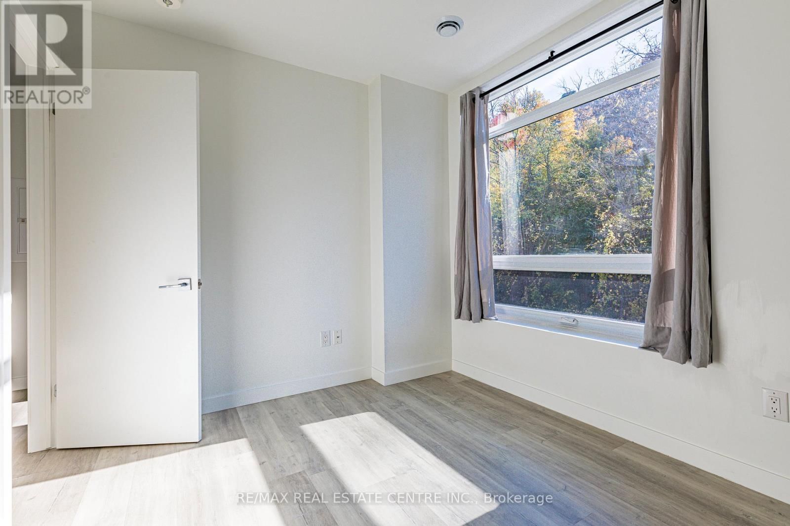 208 - 455 CHARLTON AVENUE EAST Image 18