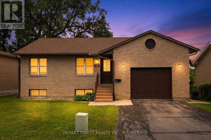 2 Beds 2 Baths  Single Family House For Sale In Kingston [K7K 6A7]