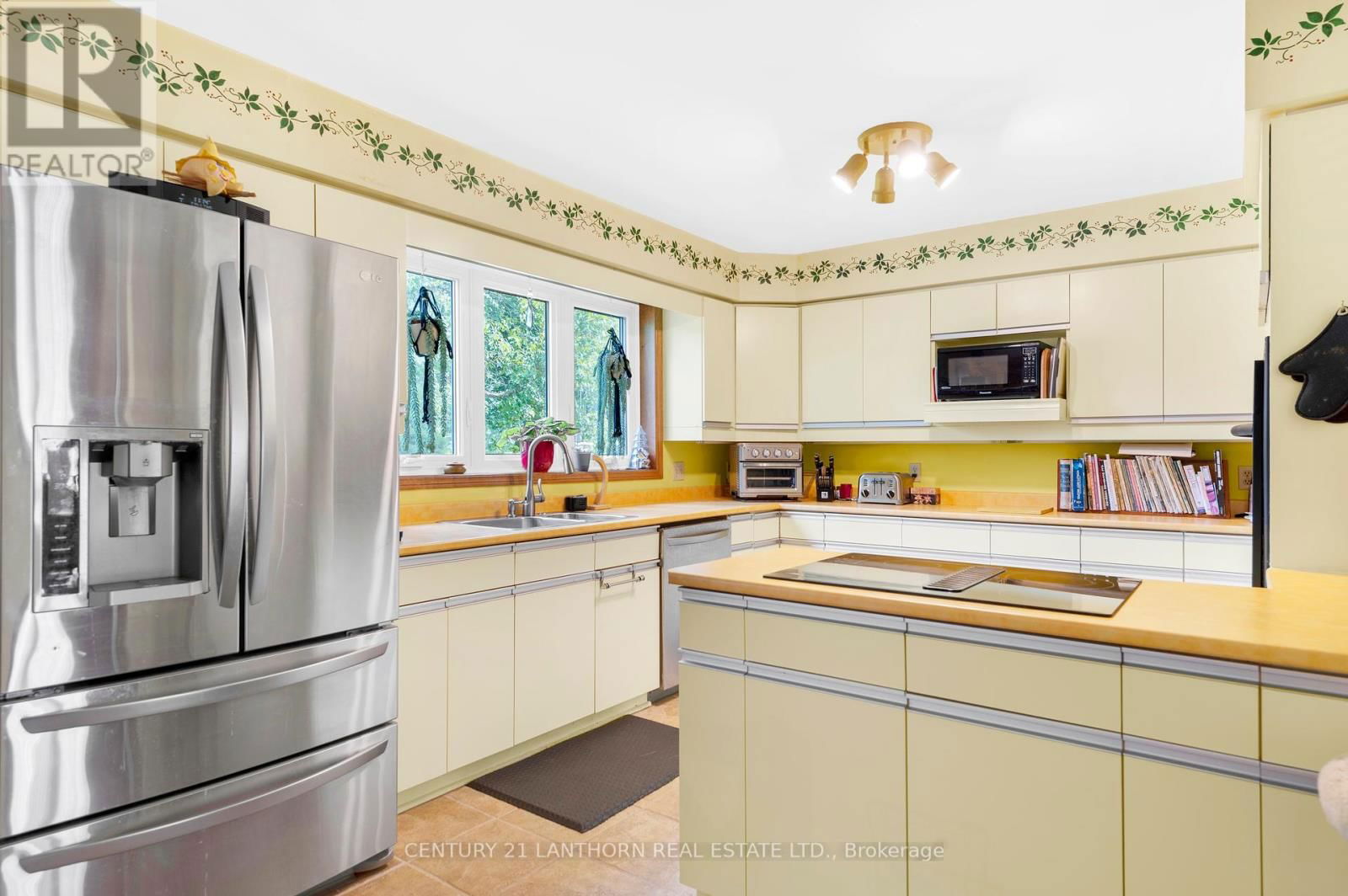 290 ST LAWRENCE STREET EAST Image 21
