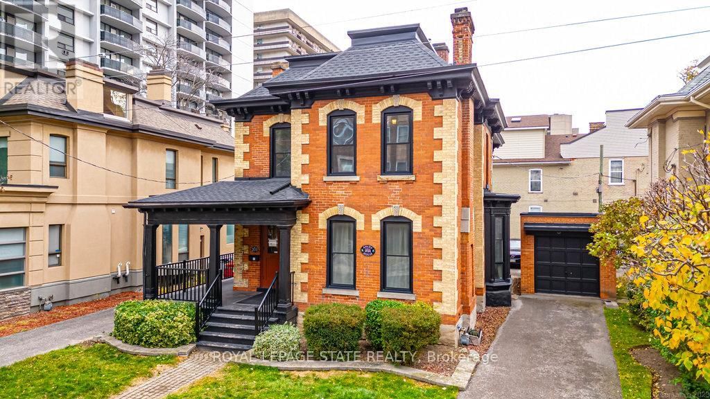 203 MACNAB STREET S Image 3