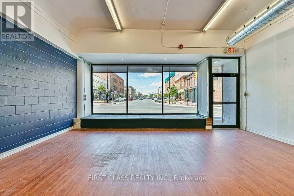 10 LINDSAY STREET S Image 4