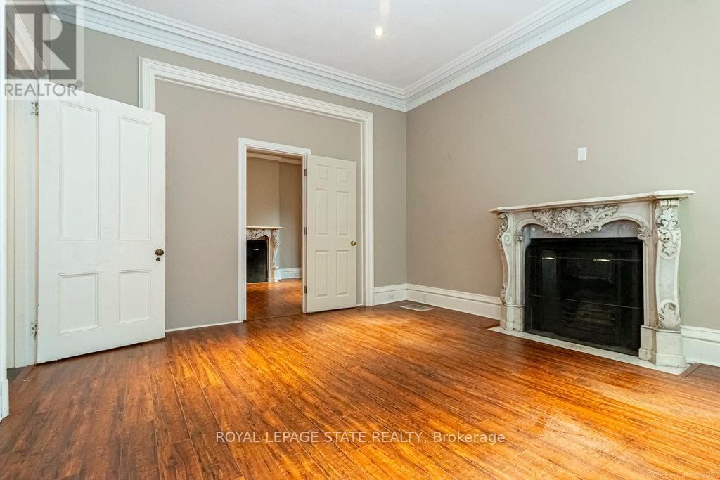 203 MACNAB STREET S Image 7