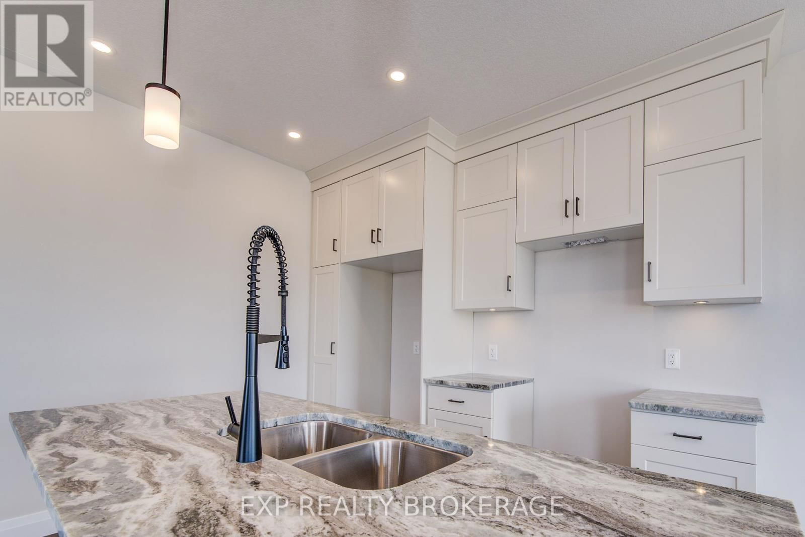 102 THACKERAY WAY Image 15