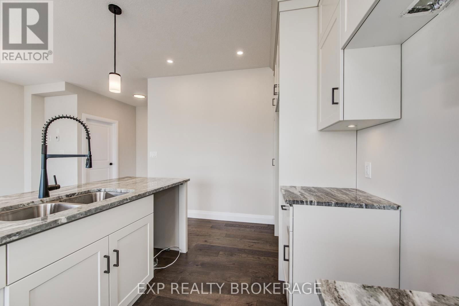 102 THACKERAY WAY Image 16