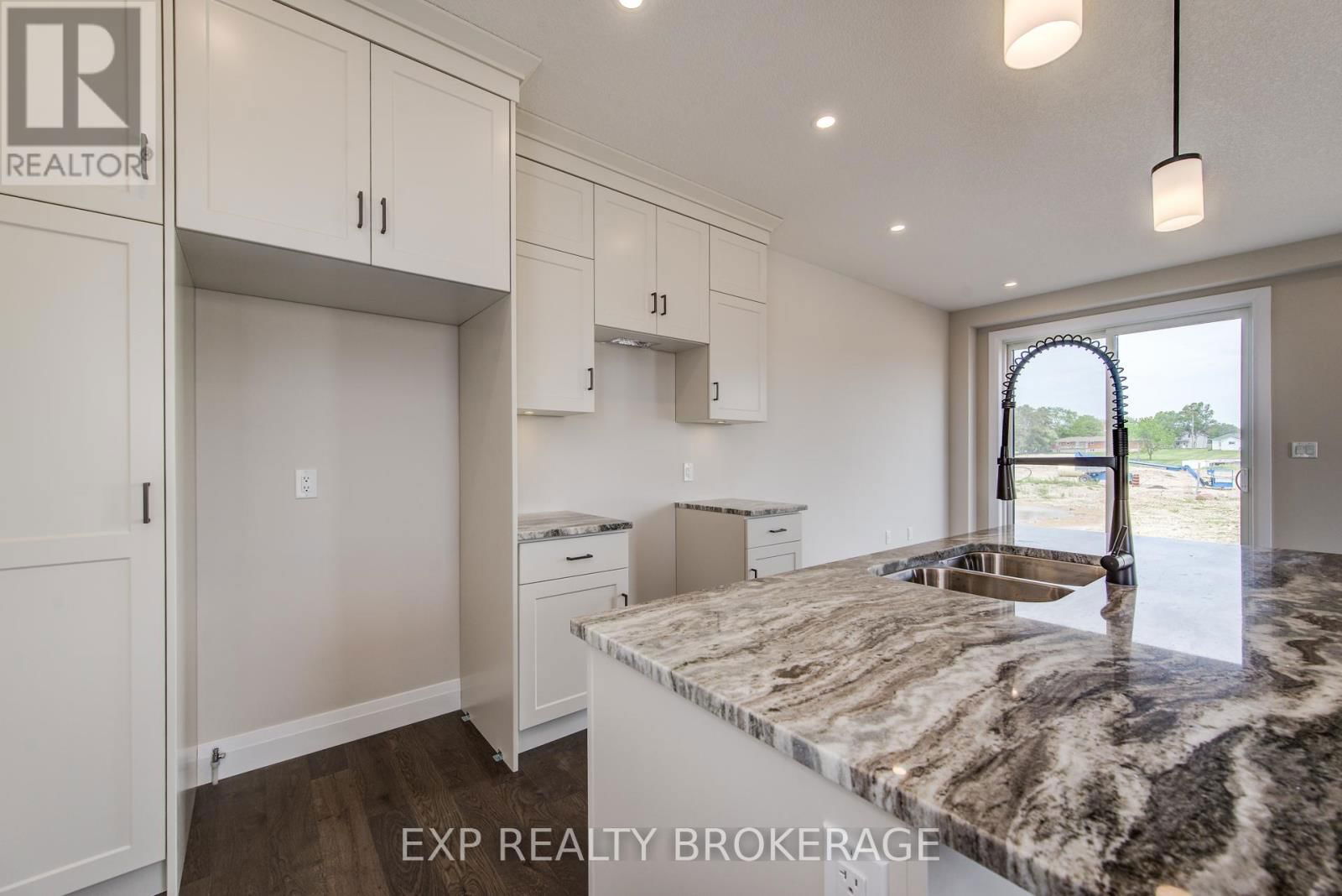 102 THACKERAY WAY Image 17