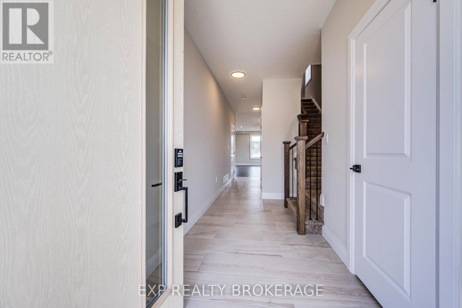 102 THACKERAY WAY Image 3