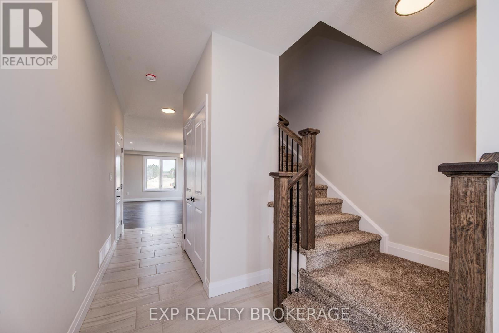 102 THACKERAY WAY Image 7