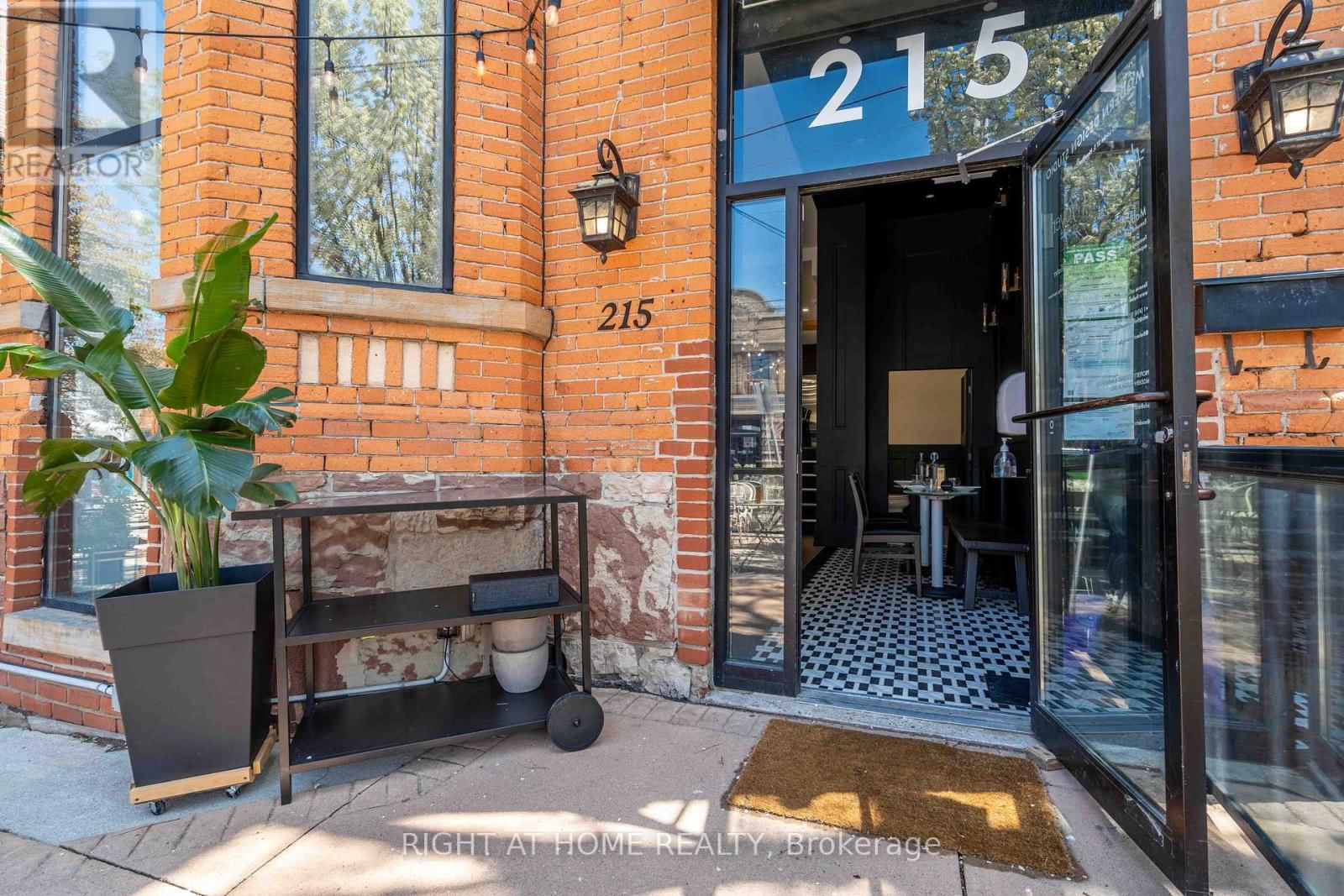 215 LOCKE STREET S Image 3