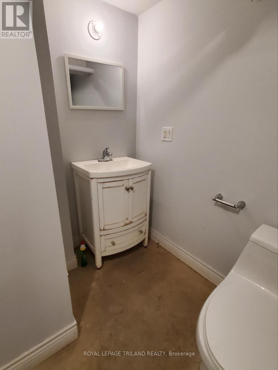 6566 DRUMMOND ROAD Image 34