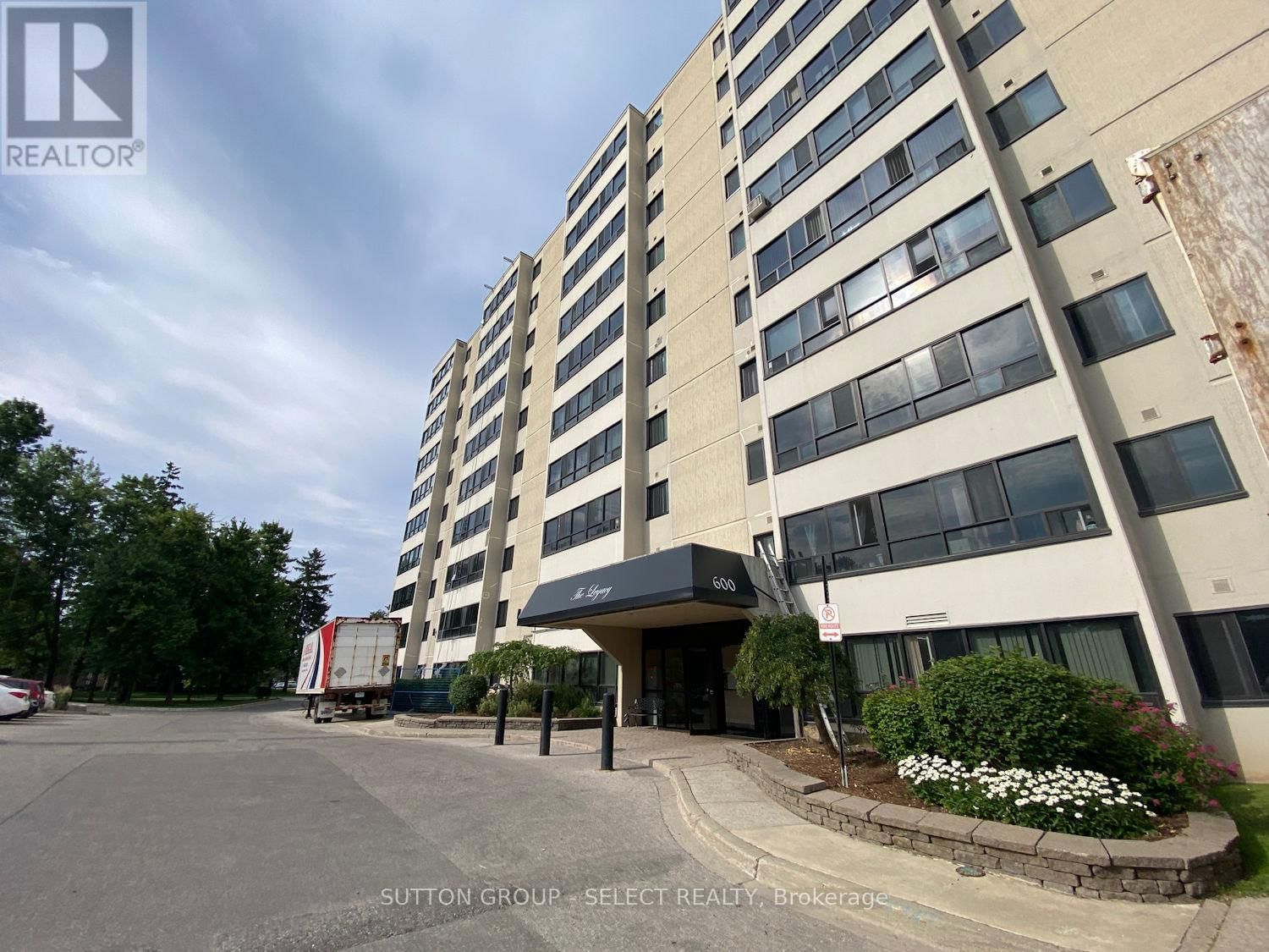 1004 - 600 GRENFELL DRIVE Image 1