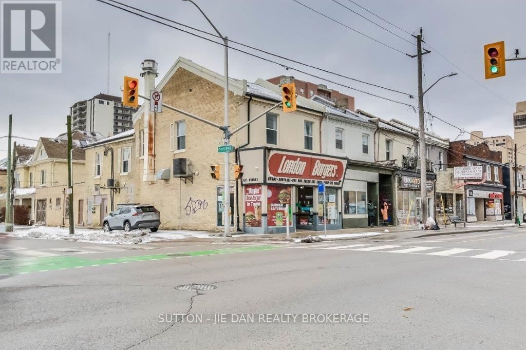 471 DUNDAS STREET Image 8