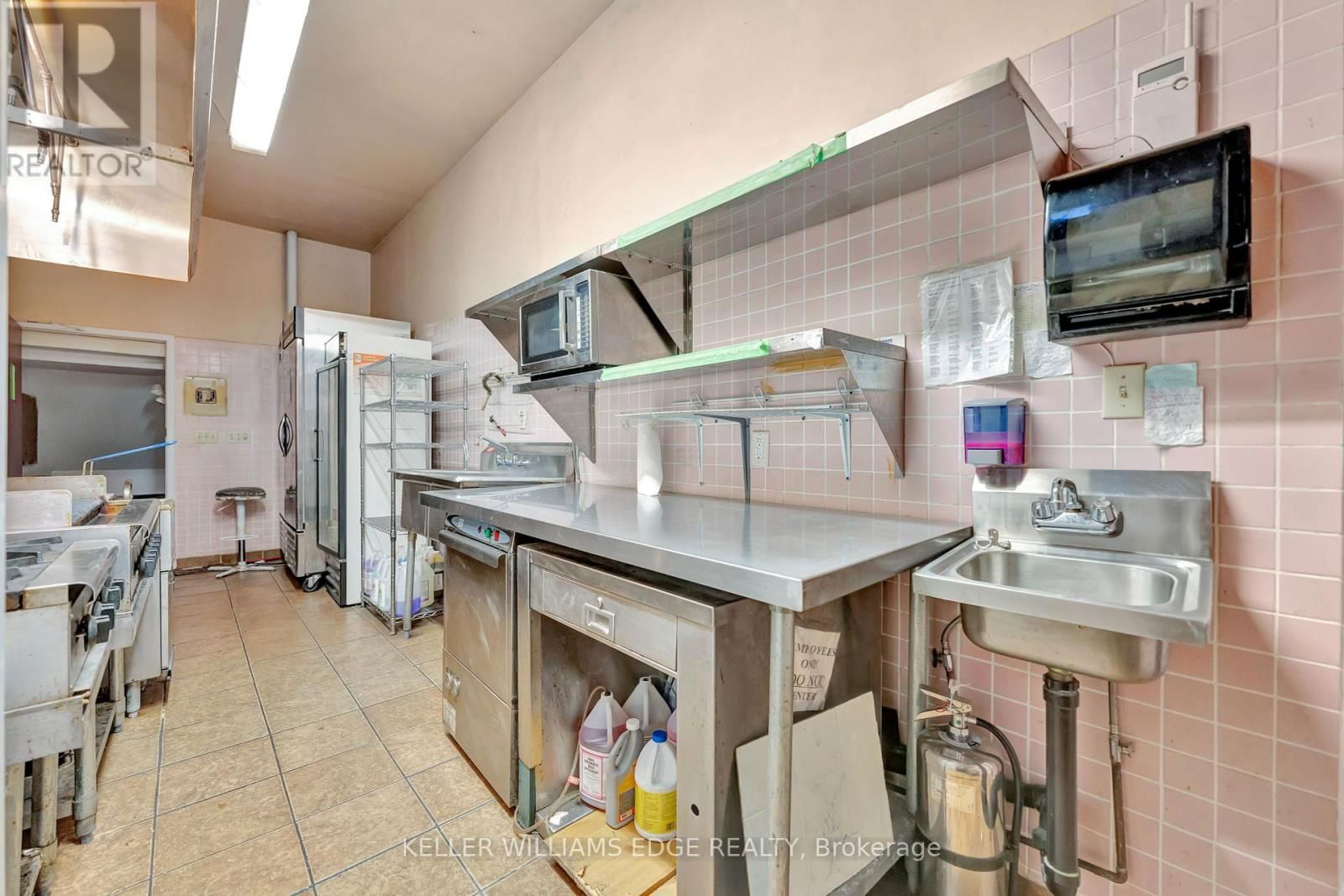 225 PARKDALE AVENUE NORTH Image 11