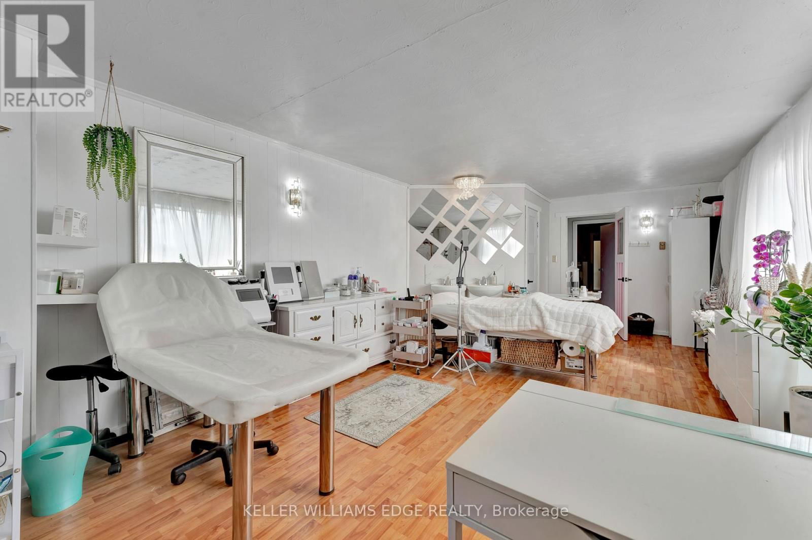 225 PARKDALE AVENUE NORTH Image 31